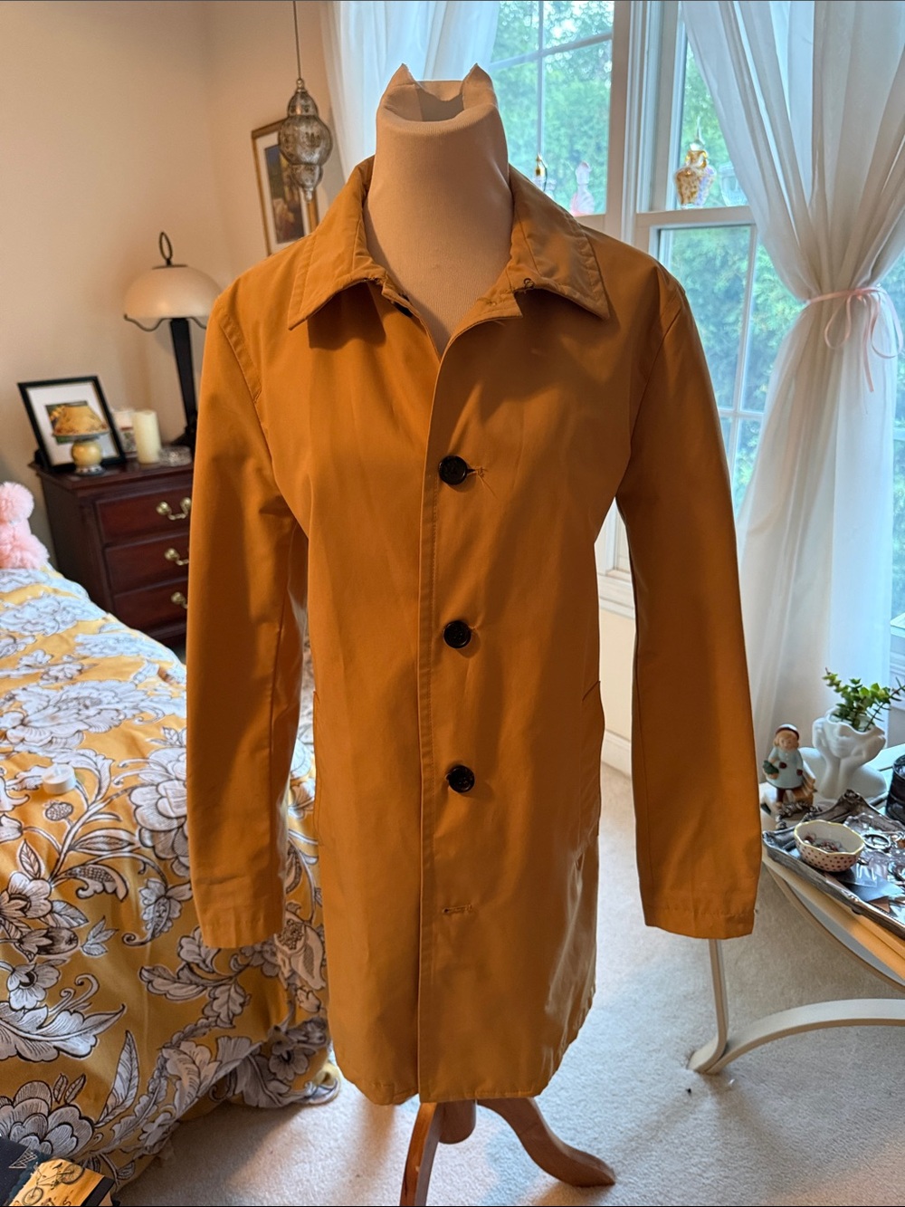 Banana Republic Khaki gold Trench Coat - Single-Breasted Dark buttons. Hook/eye